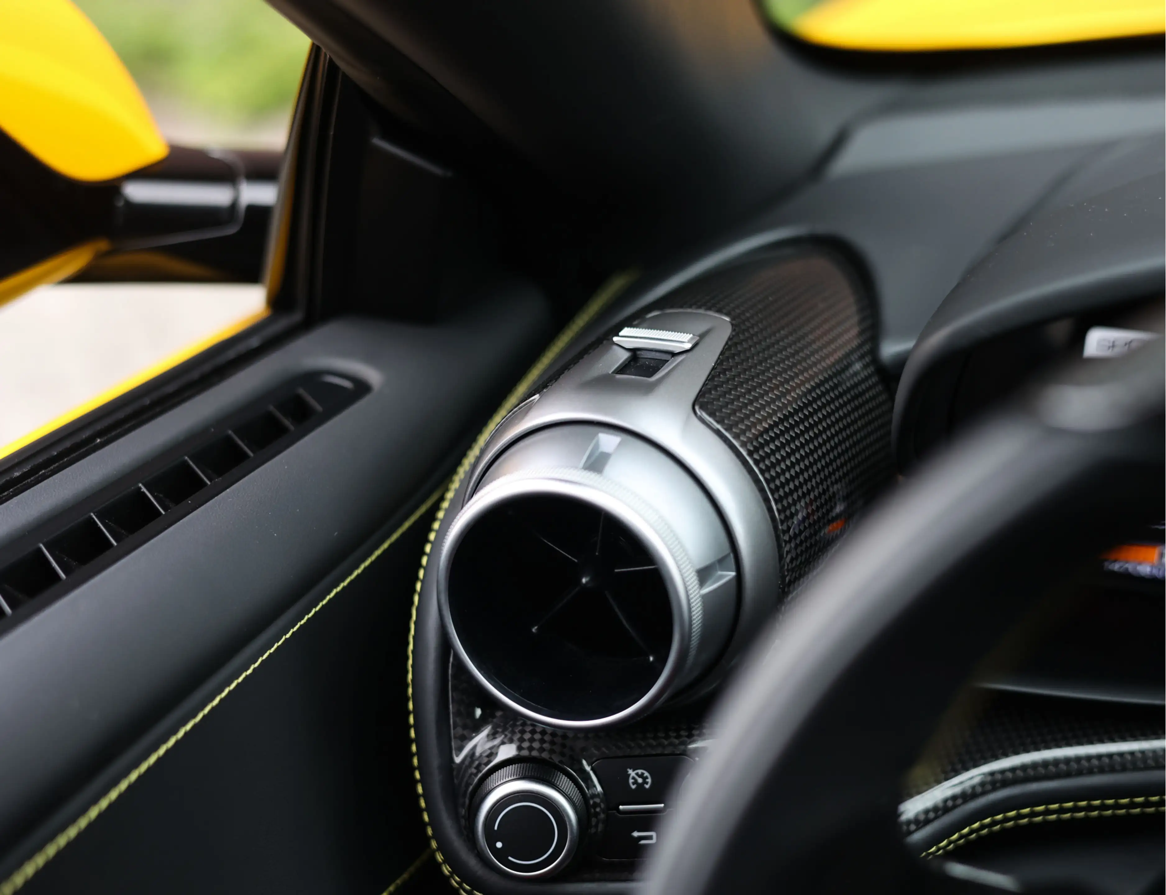 Ferrari GTC4 Lusso GTC4Lusso 6.3 V12 | Giallo Triplo Strato - Lift - — photo 36