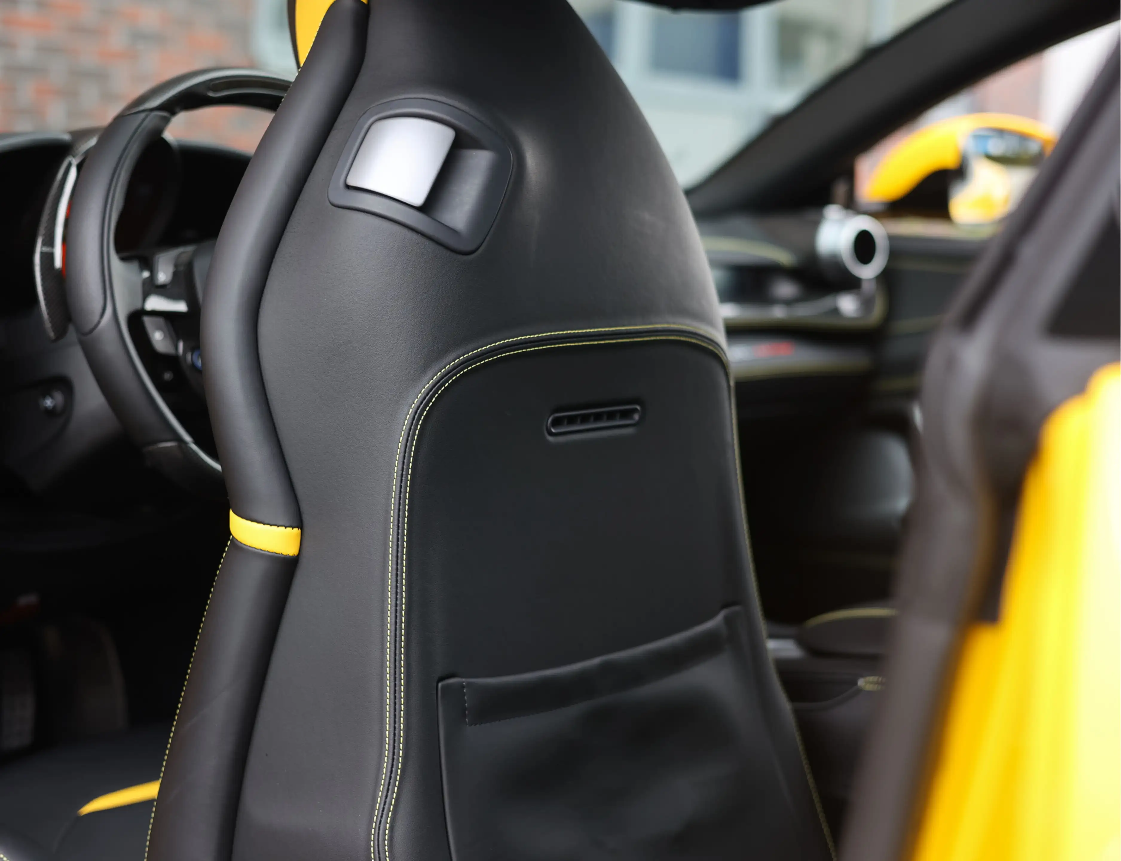 Ferrari GTC4 Lusso GTC4Lusso 6.3 V12 | Giallo Triplo Strato - Lift - — photo 31