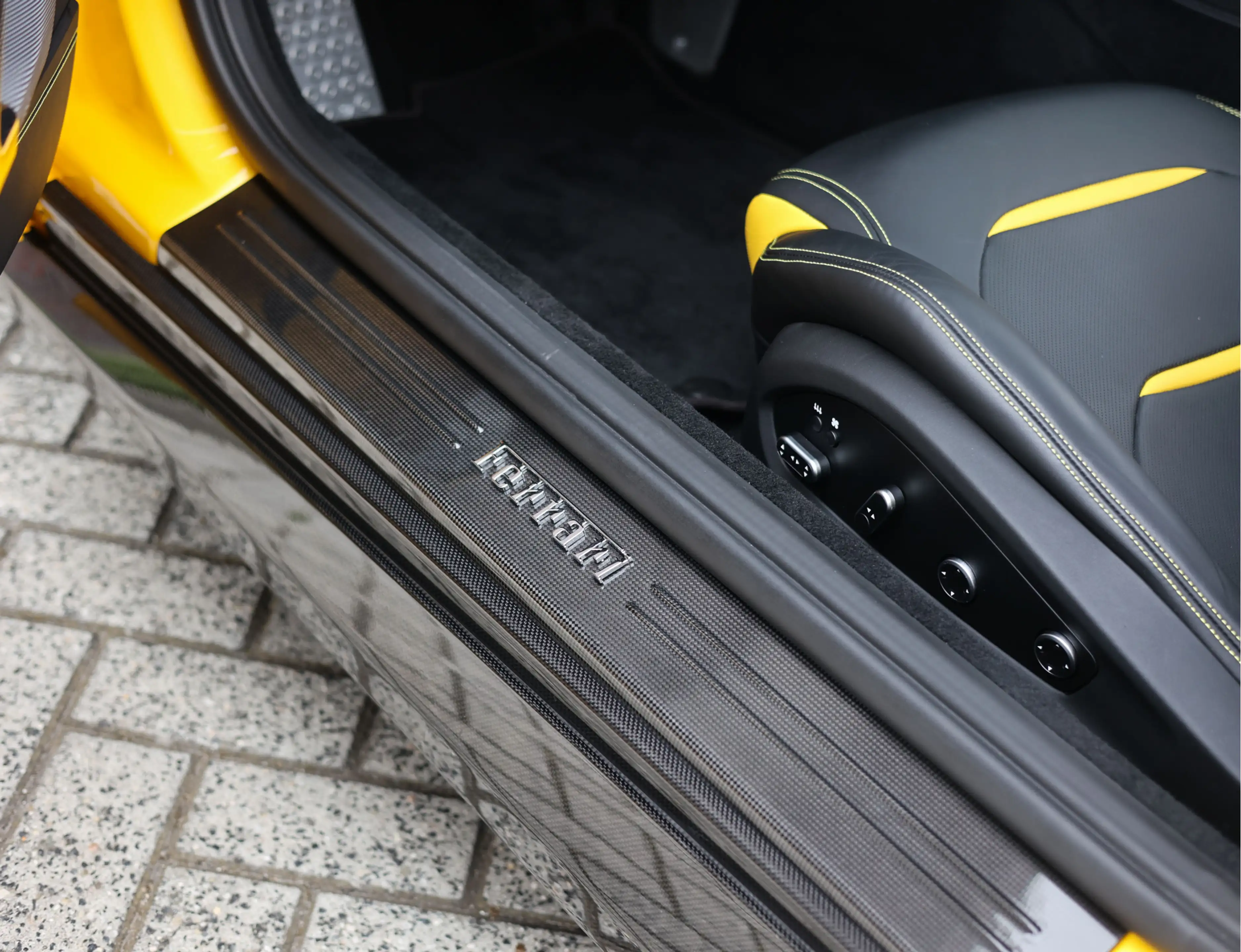 Ferrari GTC4 Lusso GTC4Lusso 6.3 V12 | Giallo Triplo Strato - Lift - — photo 37