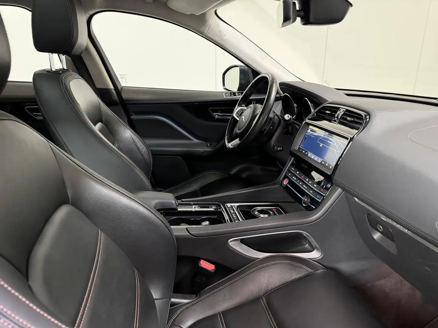 Jaguar F-Pace 2.0 Benzine AWD Autom. - Pano - Topstaat! 1Ste ... Gris - 2