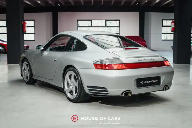 Porsche 911 view 9
