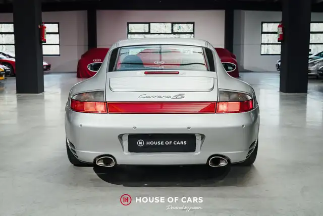 Porsche 911 view 8