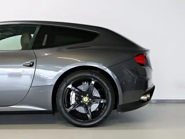Ferrari FF view 25