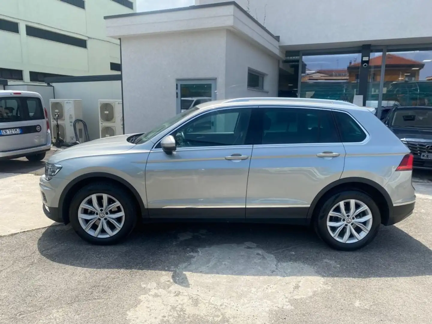 Volkswagen Tiguan 2.0 TDI SCR DSG 4MOTION Executive BMT Grigio - 2