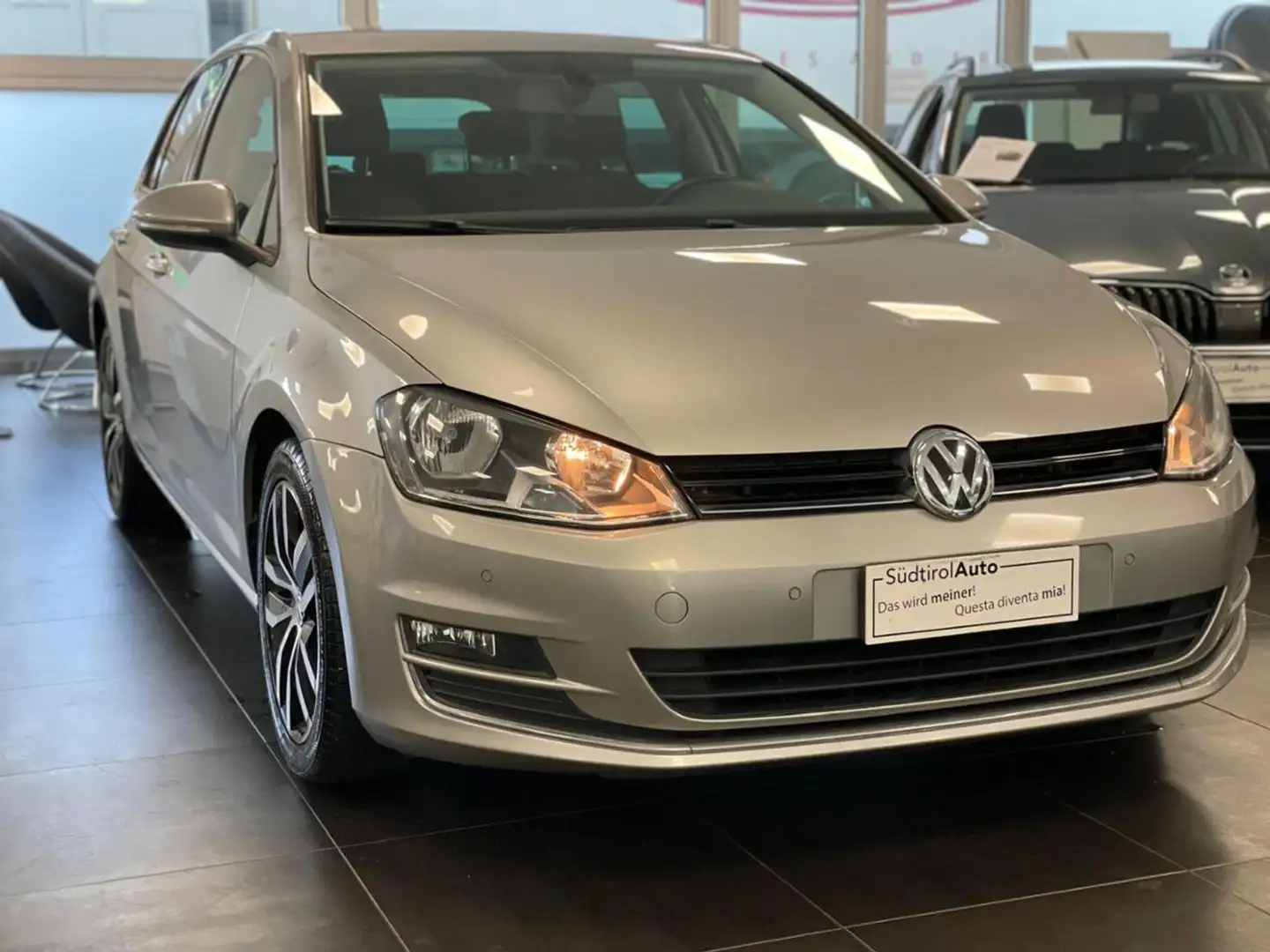 Volkswagen Golf 2.0 TDI 5p. Highline BlueMotion Technology Grijs - 2