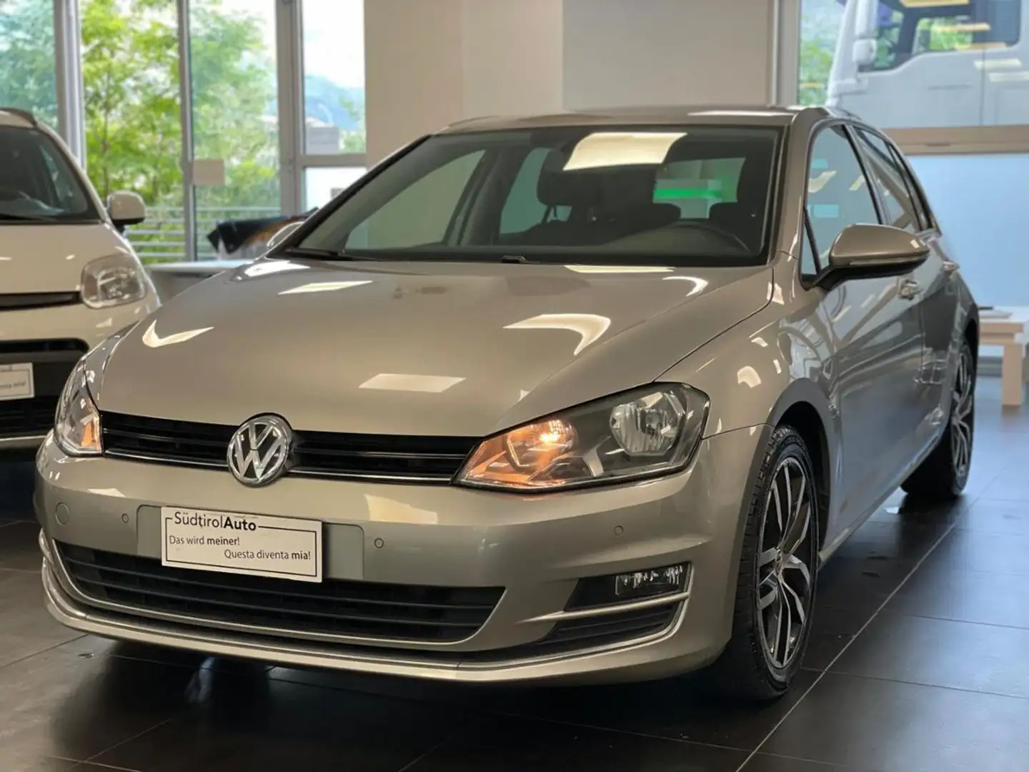 Volkswagen Golf 2.0 TDI 5p. Highline BlueMotion Technology Grijs - 1