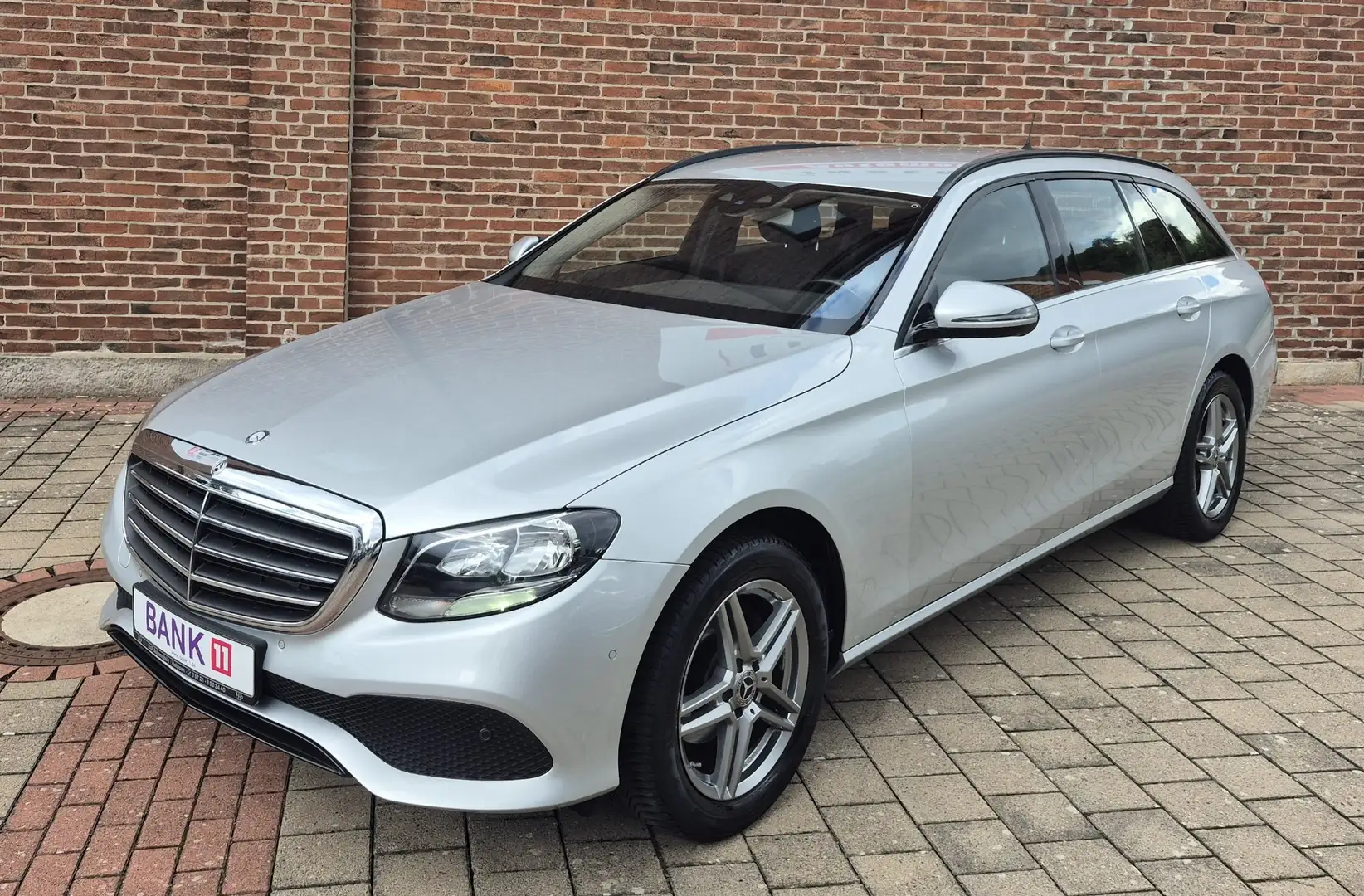 Mercedes-Benz E 220 E 220 d (W213) NAVI/PARK-PAKET/Allwetter Silber - 1