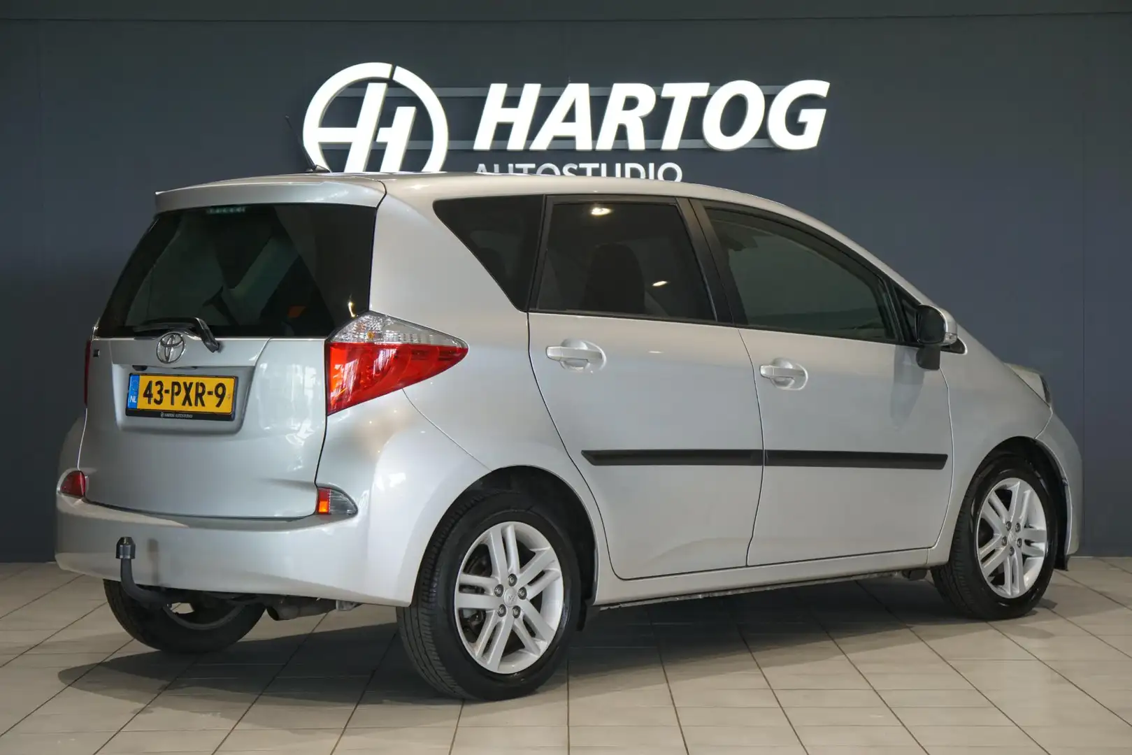 Toyota Verso-S 1.3 VVT-i Dynamic + CAMERA / TREKHAAK / NAVIGATIE Grijs - 2