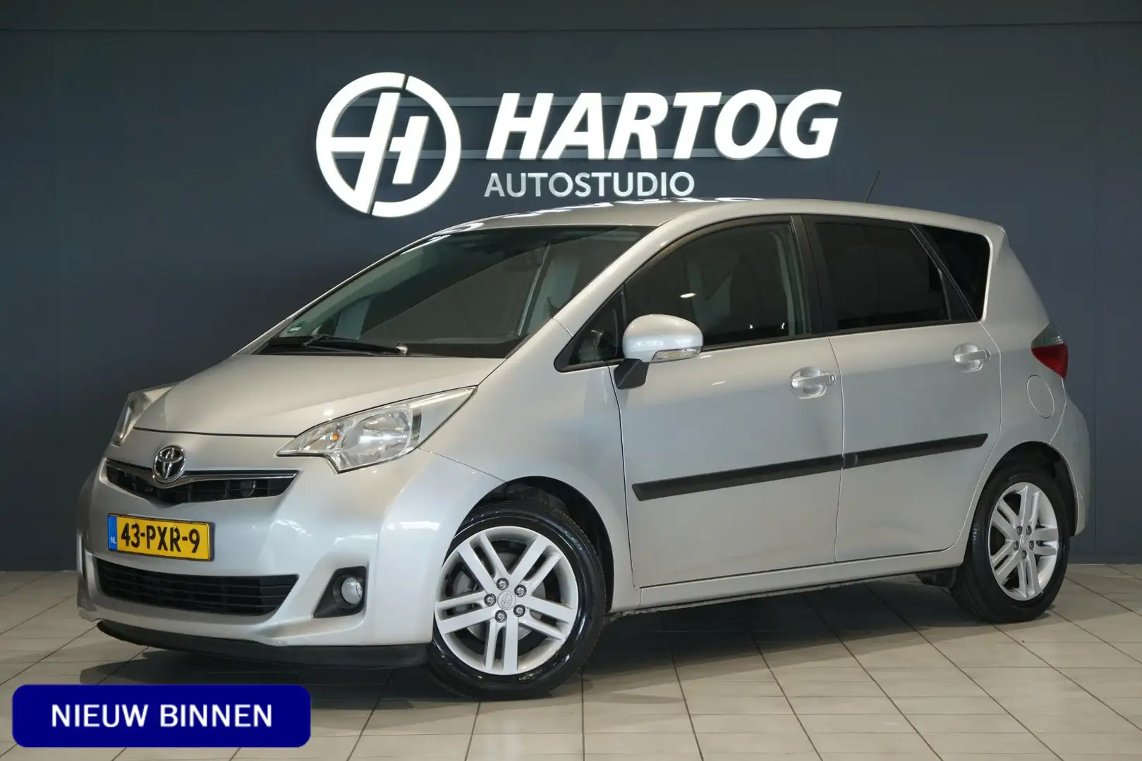 Toyota Verso-S 1.3 VVT-i Dynamic + CAMERA / TREKHAAK / NAVIGATIE Grijs - 1