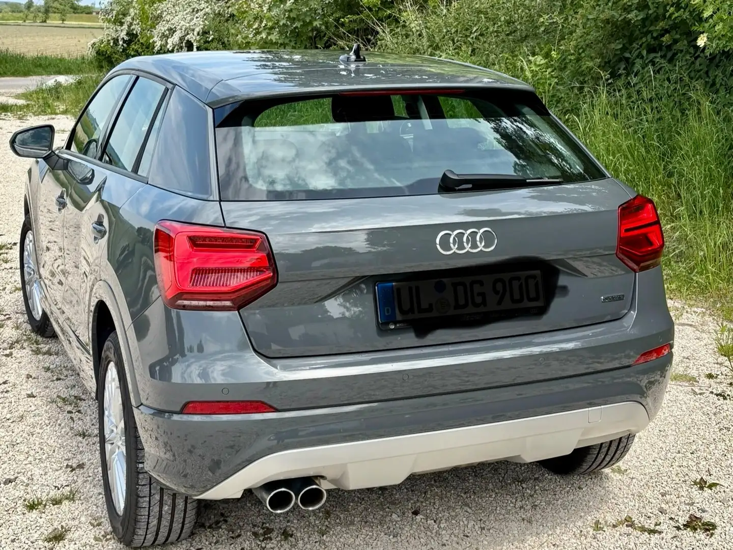Audi Q2 Q2 40 TFSI quattro S tronic design Grau - 2