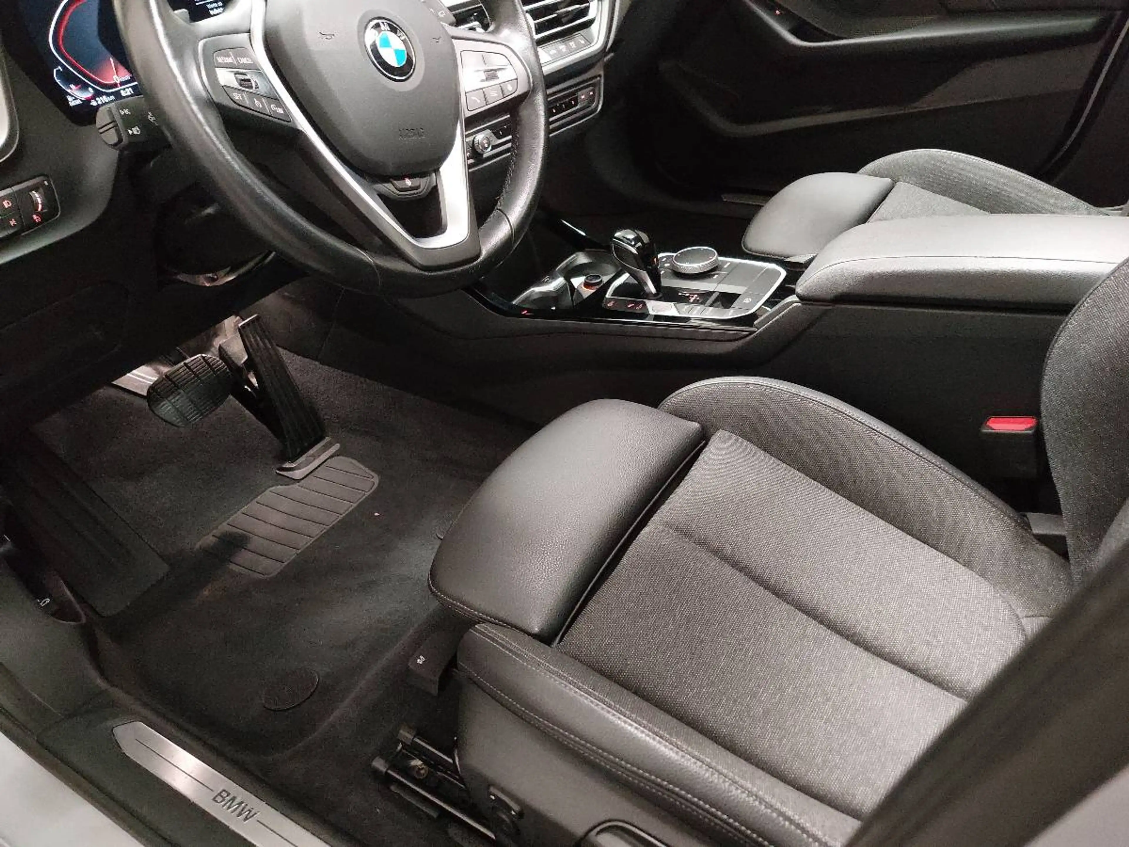 BMW 118 118dA Sport Line Navi LED Pano LC prof. HuD — photo 6