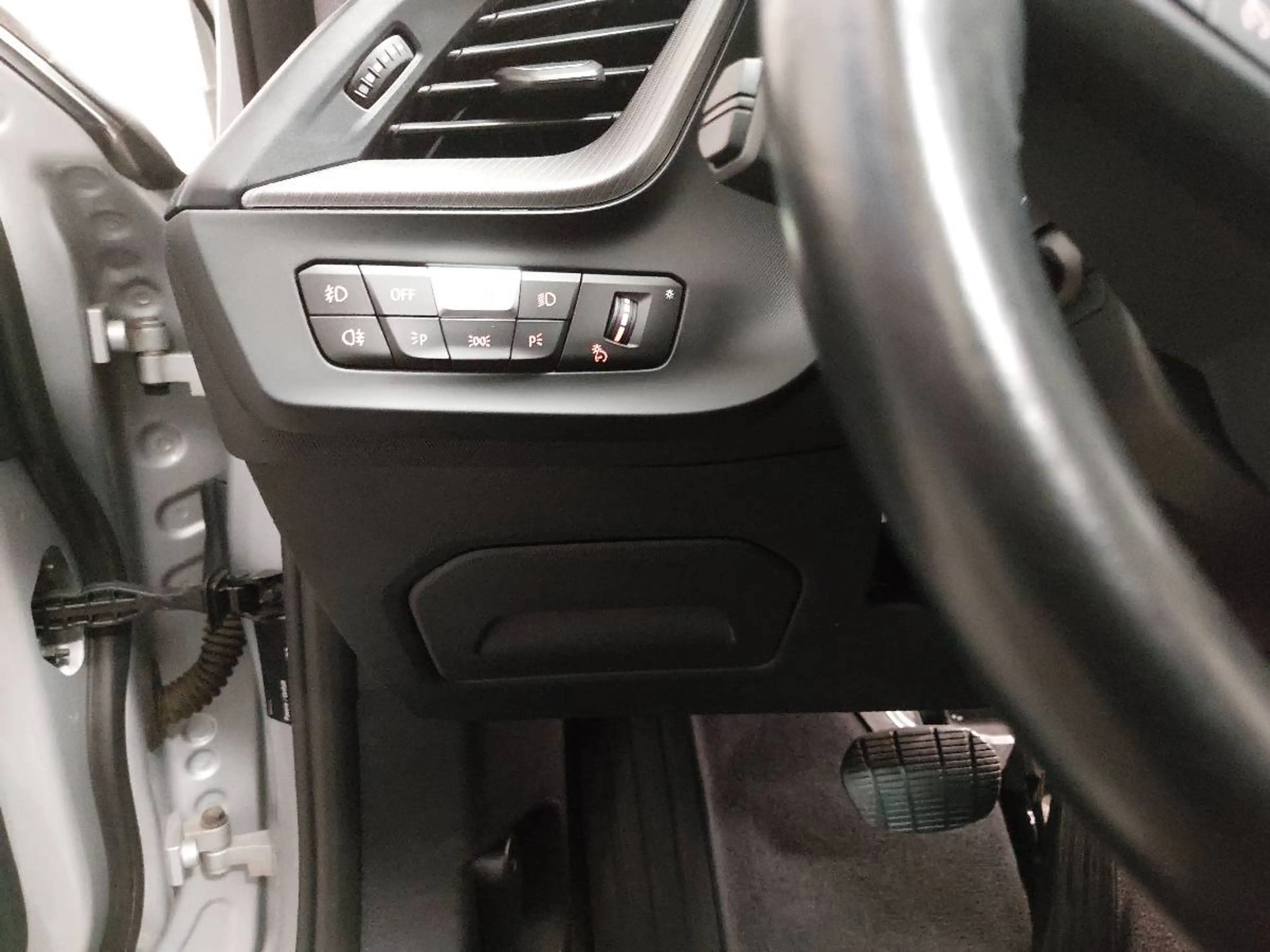 BMW 118 118dA Sport Line Navi LED Pano LC prof. HuD — photo 7