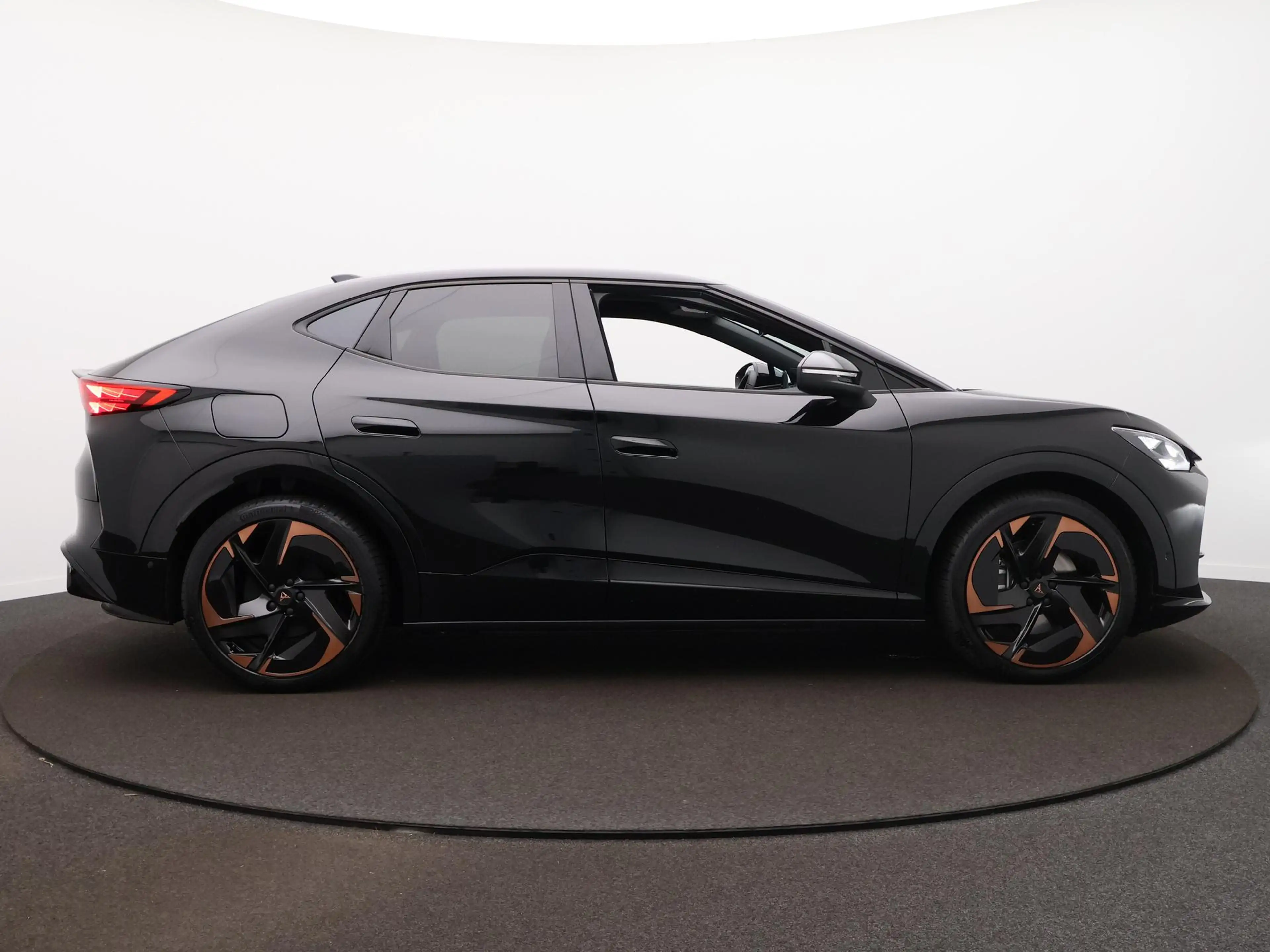 CUPRA Tavascan Adrenaline 82 kWh 210 kW / 286 pk / All Season / 2 — photo 4