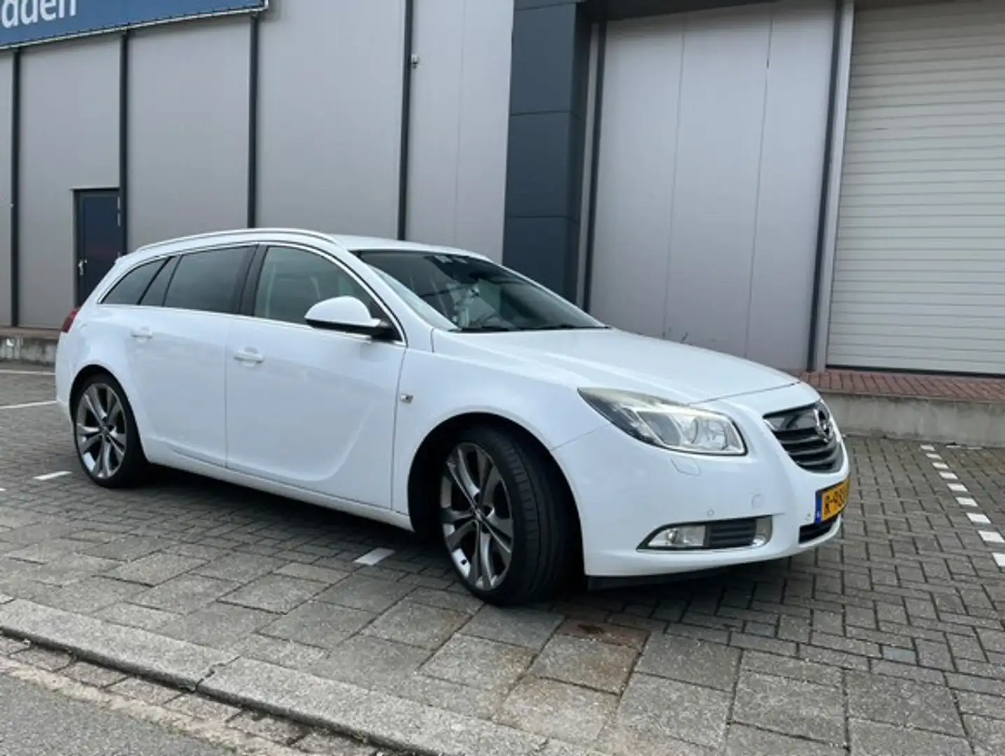 Opel Insignia 2.0 Turbo Sports Tourer Sport URGENTLY Wit - 1