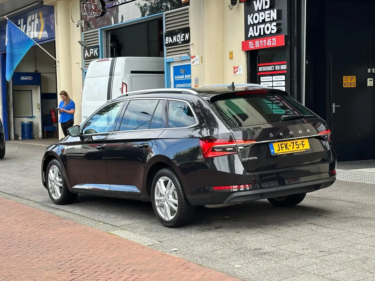 Skoda Superb Combi 2.0 TSI DSG 140Kw Navi Carplay Memory Zwart - 2