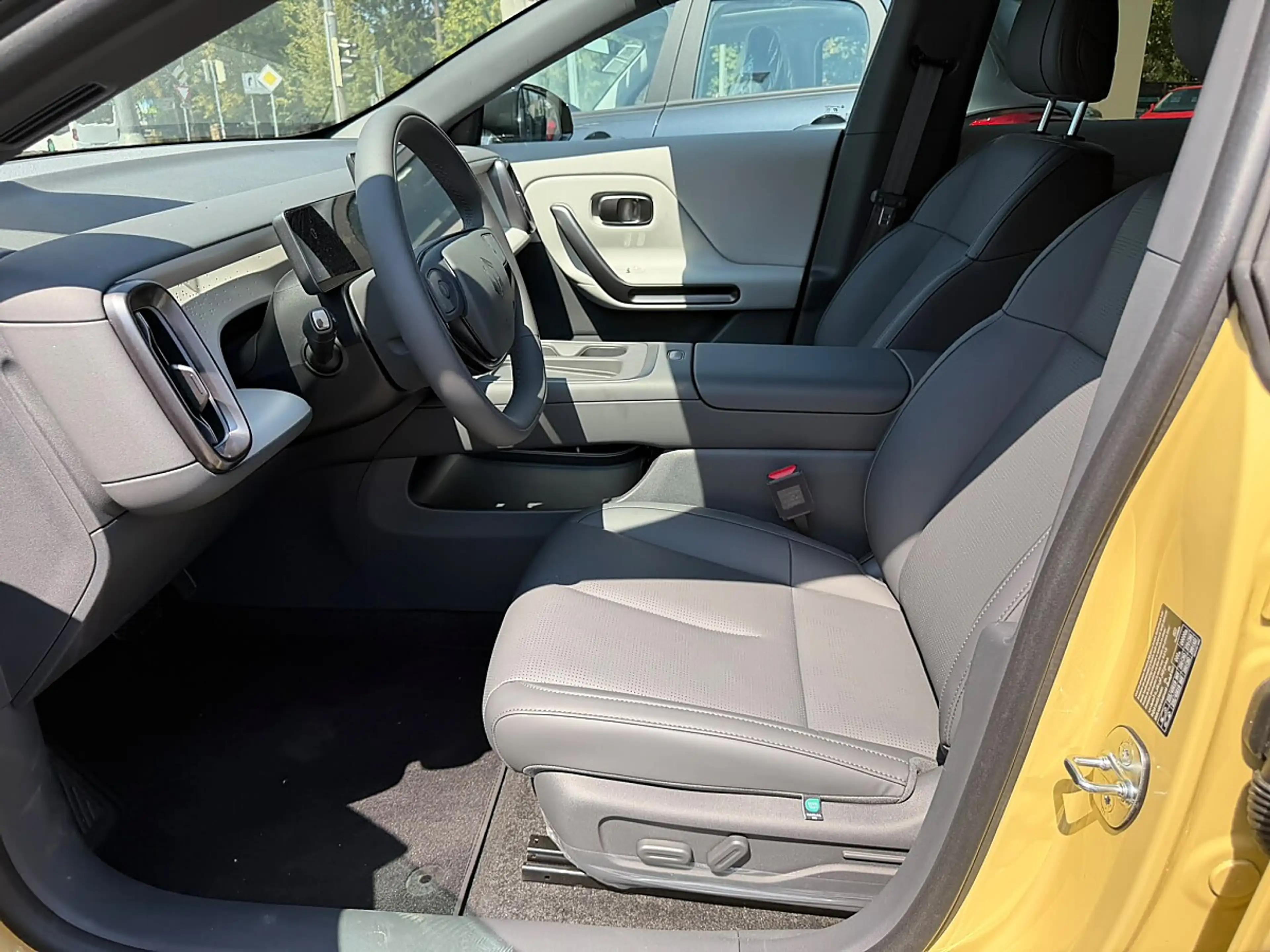 Leapmotor B05 67,1kWh Design Pro Max — photo 11