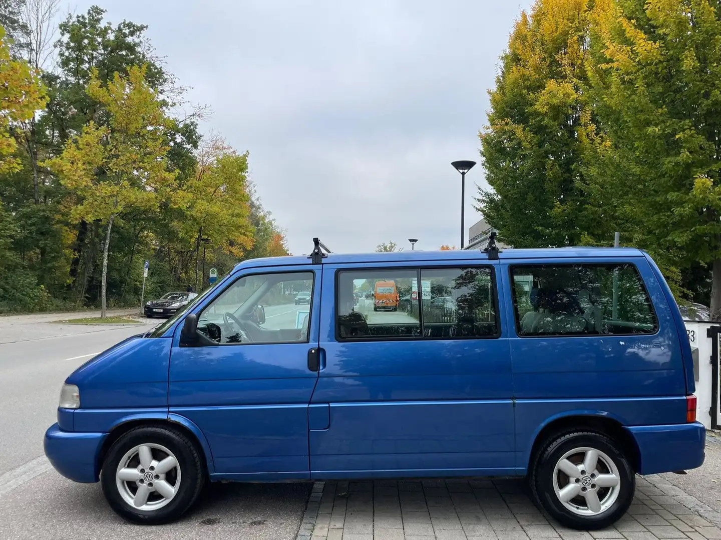 Volkswagen T4 Van/Kleinbus in Blau gebraucht in Riemerling für € 7.790,-