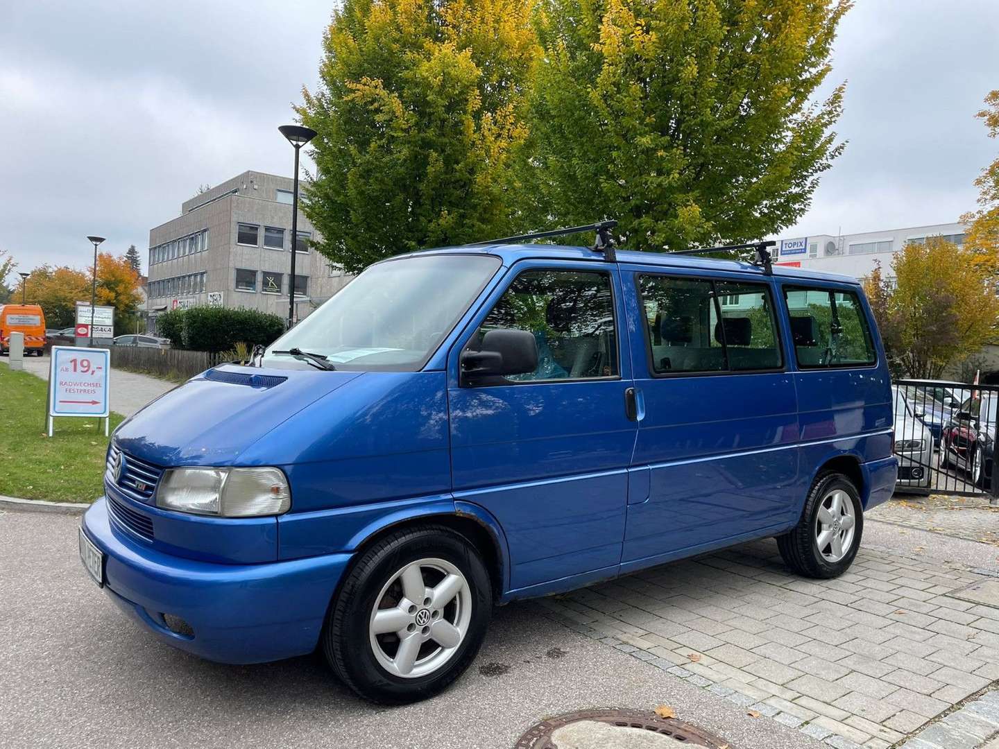 Volkswagen T4 Van/Kleinbus in Blau gebraucht in Riemerling für € 7.790,-