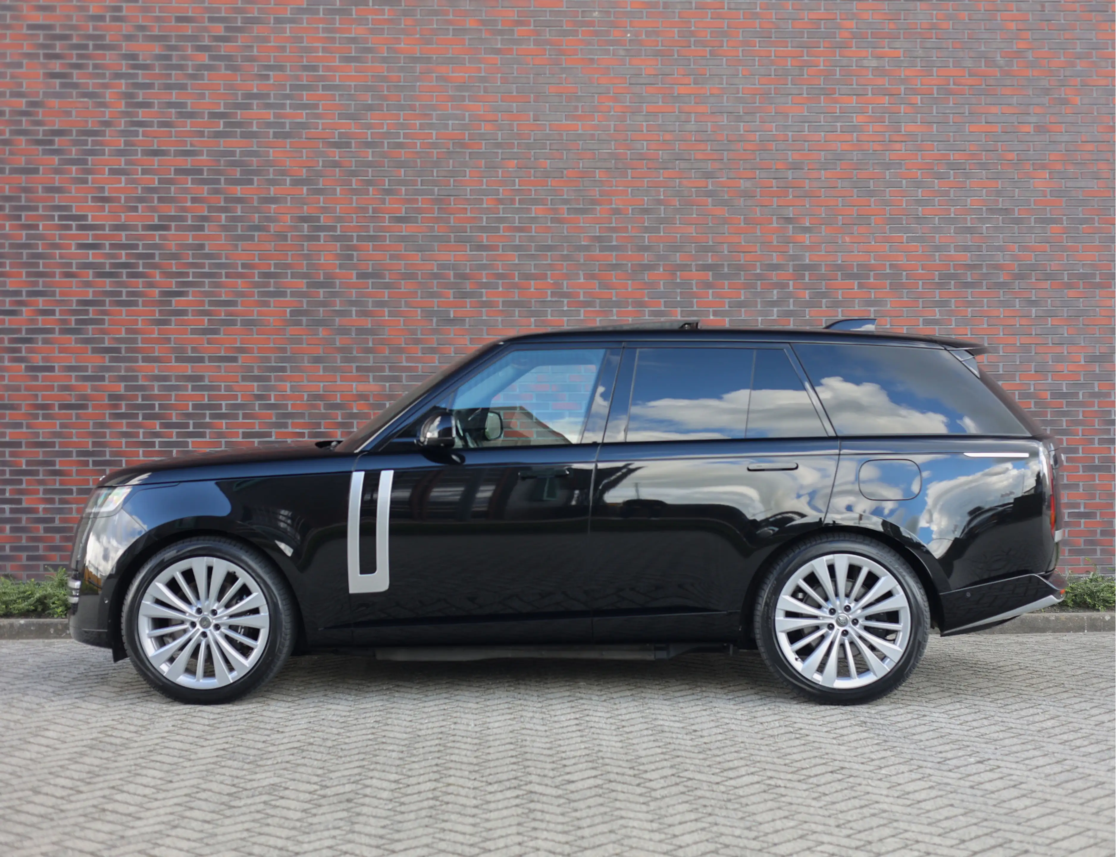 Land Rover Range Rover P550e Autobiography | SVO Bespoke Interior - Merid — photo 15