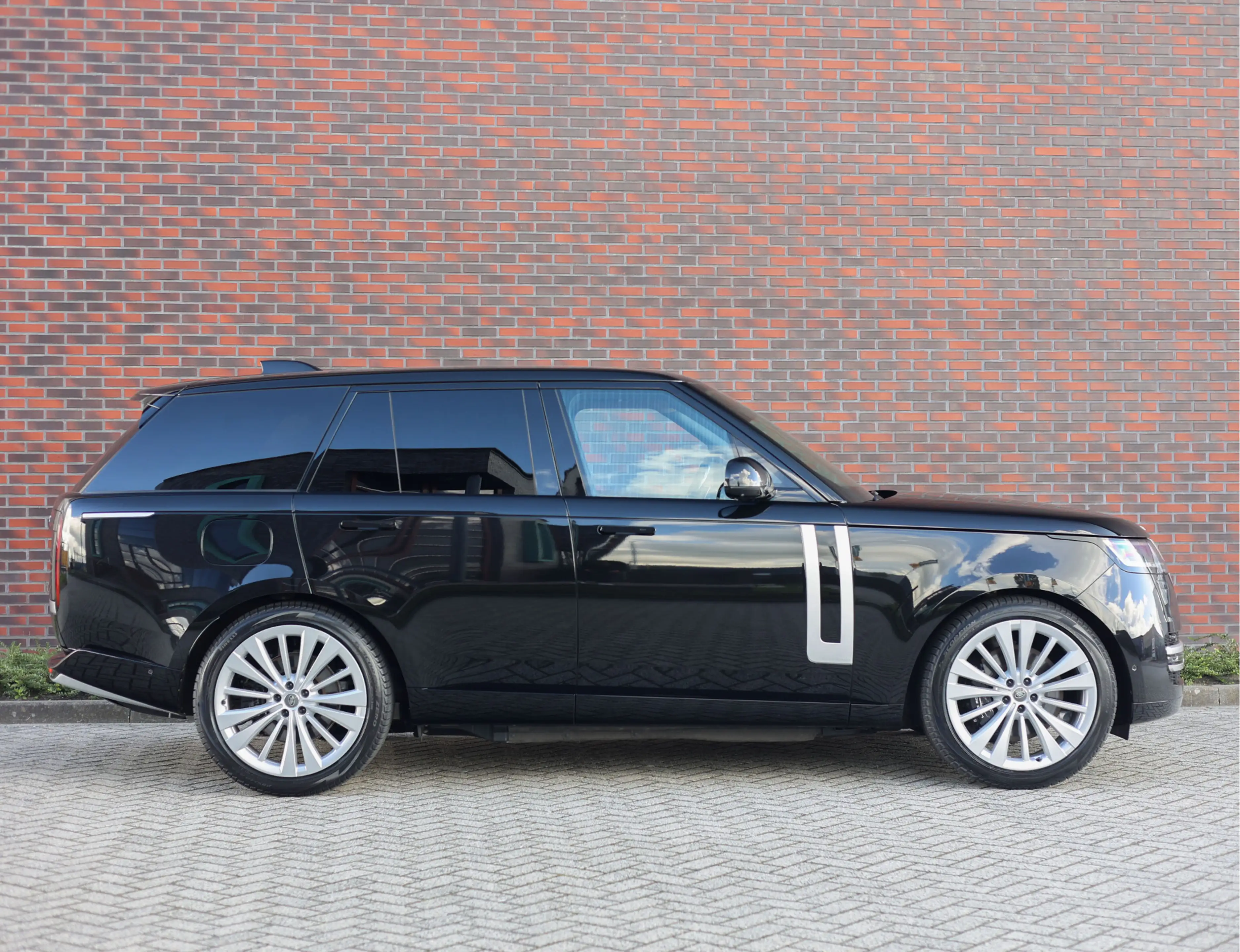 Land Rover Range Rover P550e Autobiography | SVO Bespoke Interior - Merid — photo 14