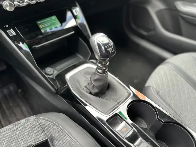 Peugeot 208 view 12