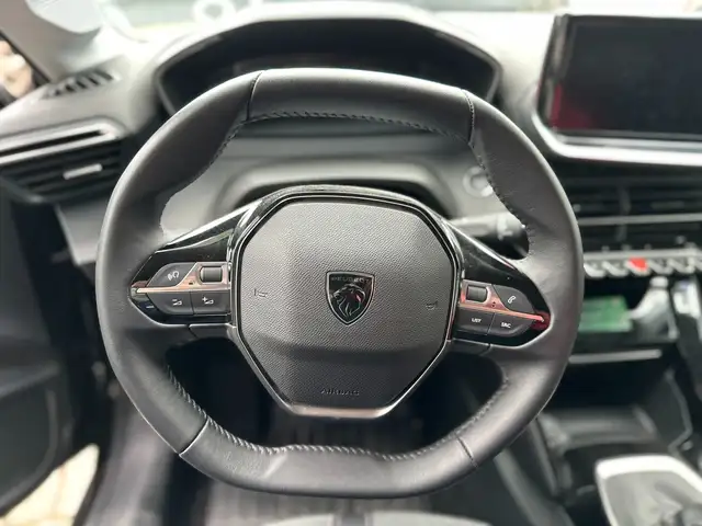 Peugeot 208 view 6