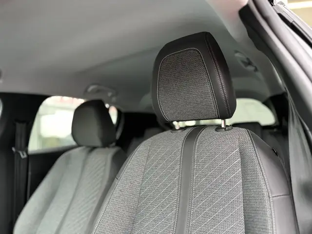 Peugeot 208 view 4