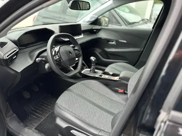 Peugeot 208 view 3