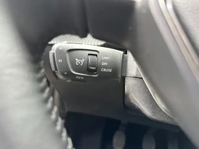 Peugeot 208 view 9