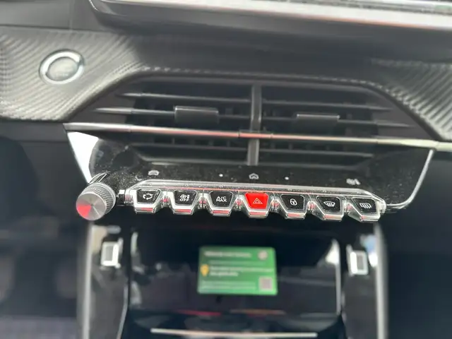 Peugeot 208 view 11