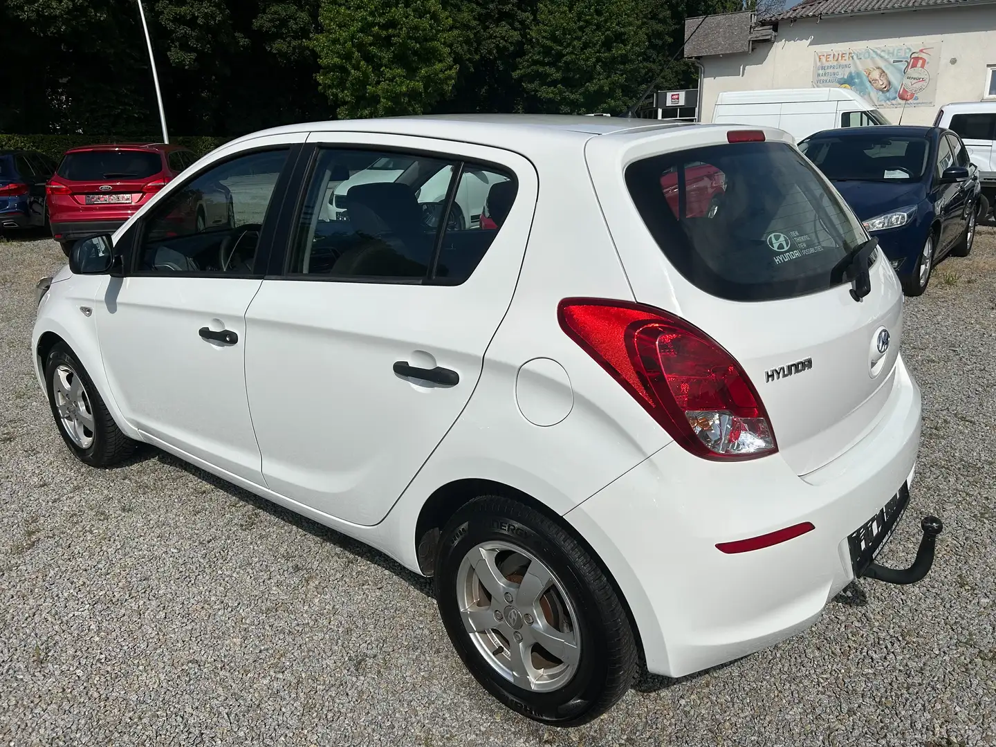 Hyundai i20 1,25 Comfort/1.BESITZ/WENIG KM/AHK/TOP ZUSTAND Weiß - 2