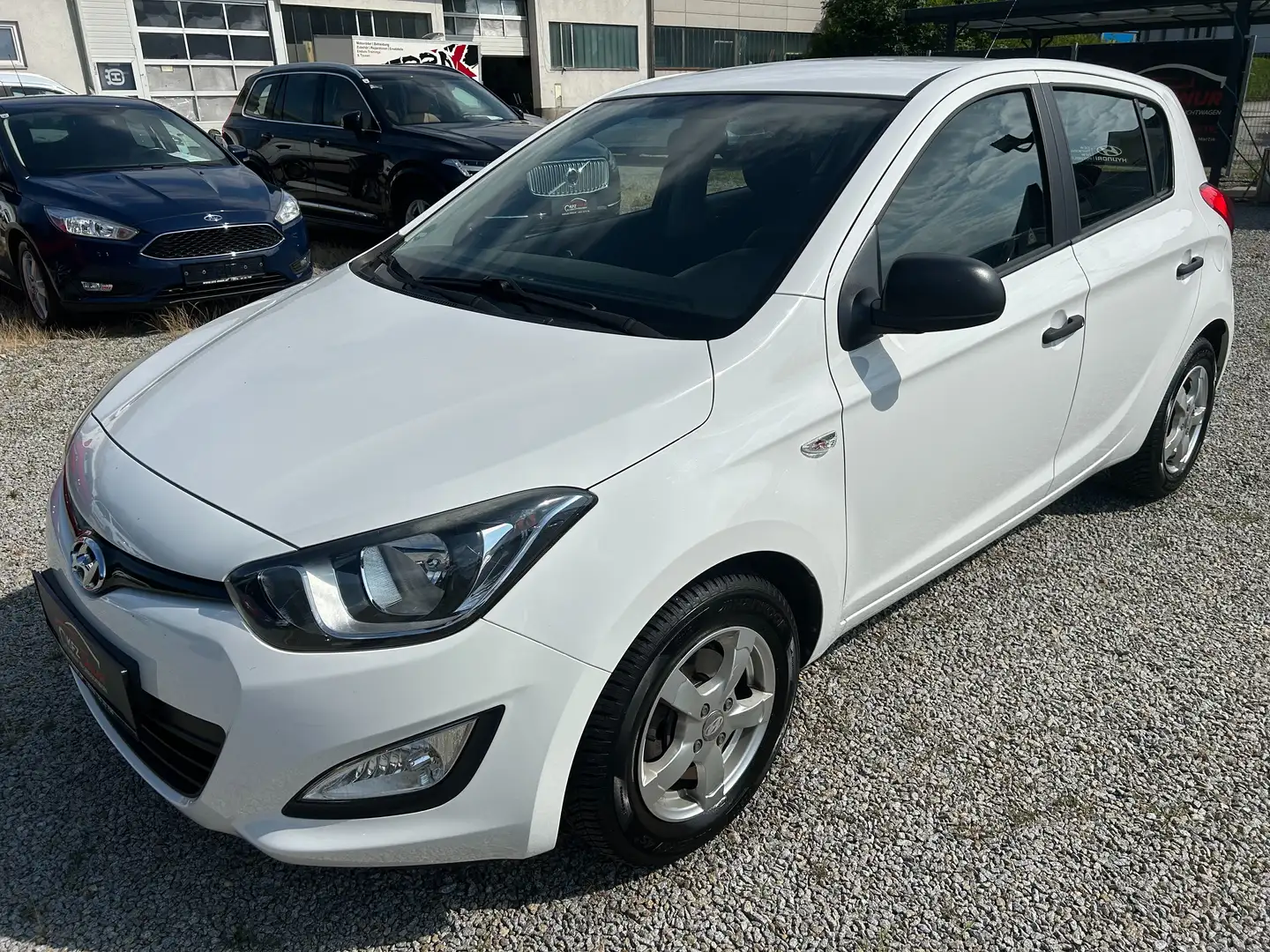 Hyundai i20 1,25 Comfort/1.BESITZ/WENIG KM/AHK/TOP ZUSTAND Weiß - 1