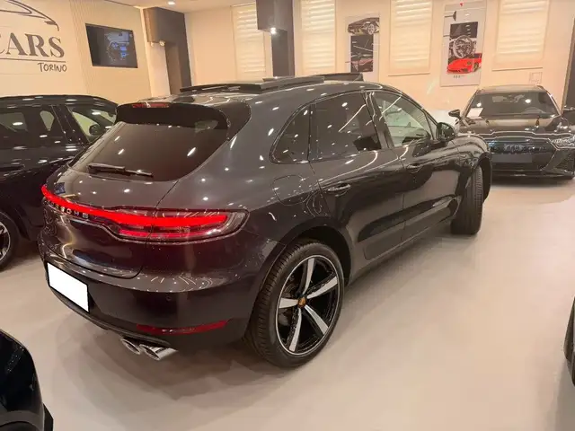 Porsche Macan view 4