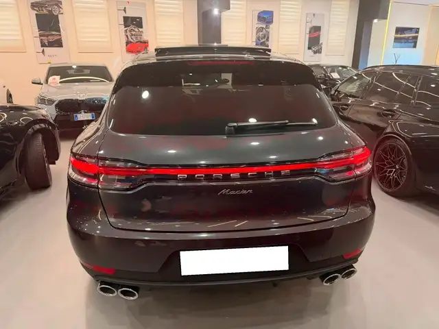 Porsche Macan view 3