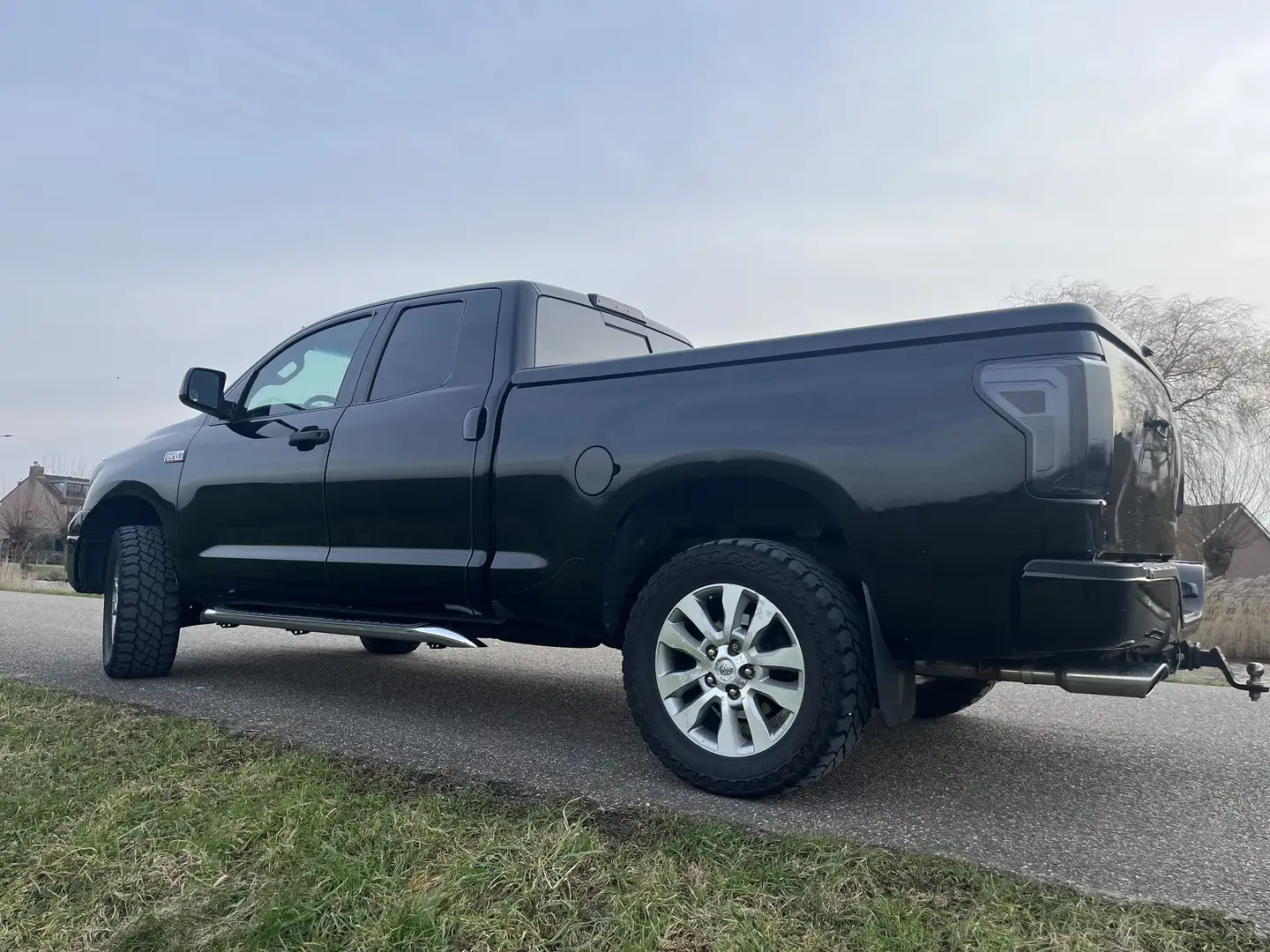 Toyota Tundra Sr5 Schwarz - 2