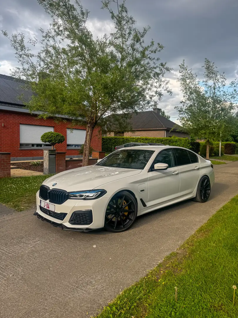 BMW 545 545e xDrive Aut. M Sport Edition Bílá - 1
