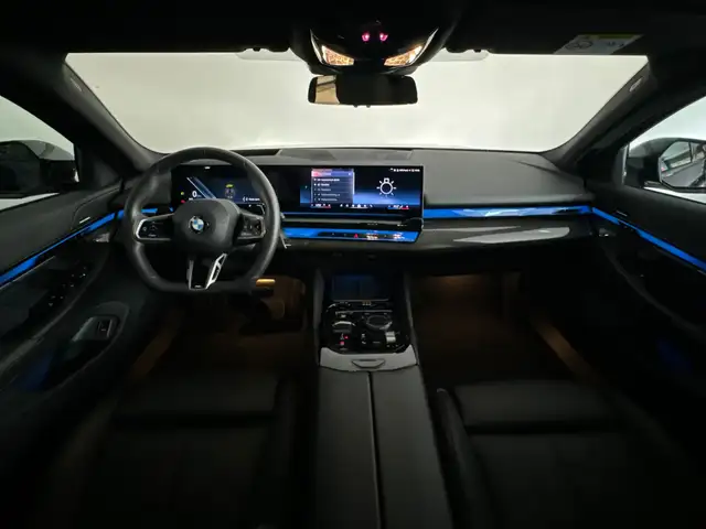 BMW 5 Series view 4