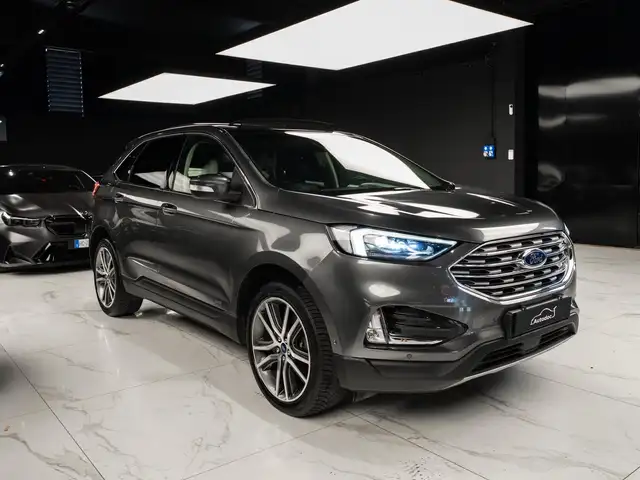 Ford Edge view 3