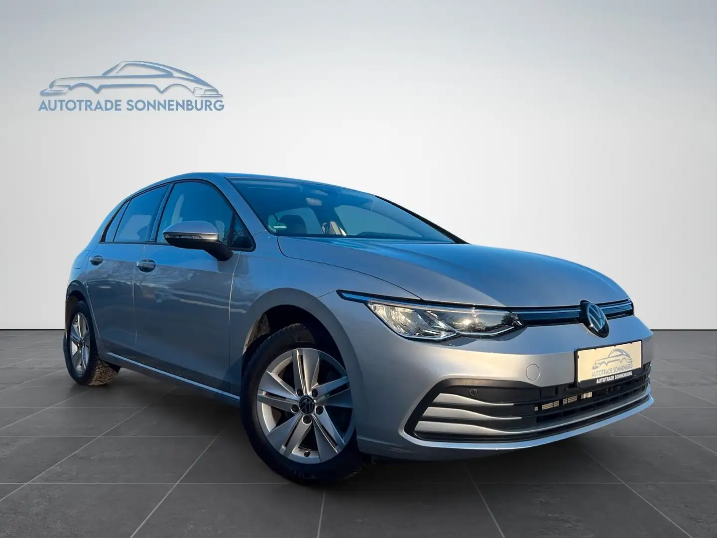 Volkswagen Golf VIII Lim. Life / SHZ / CARPLAY / KAMERA Silber - 1