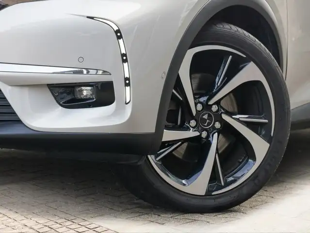 DS Automobiles DS 7 Crossback view 5