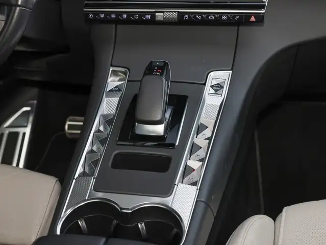 DS Automobiles DS 7 Crossback view 11