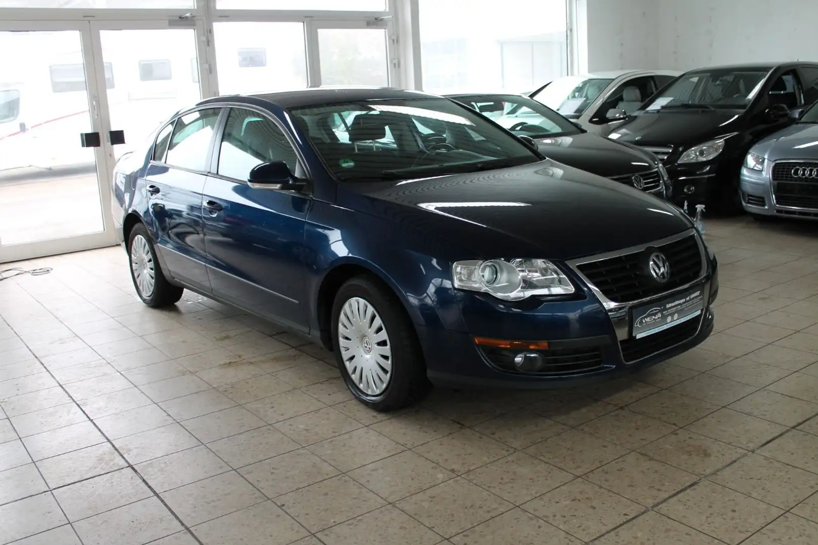 Volkswagen Passat Lim. Trendline Blau - 1
