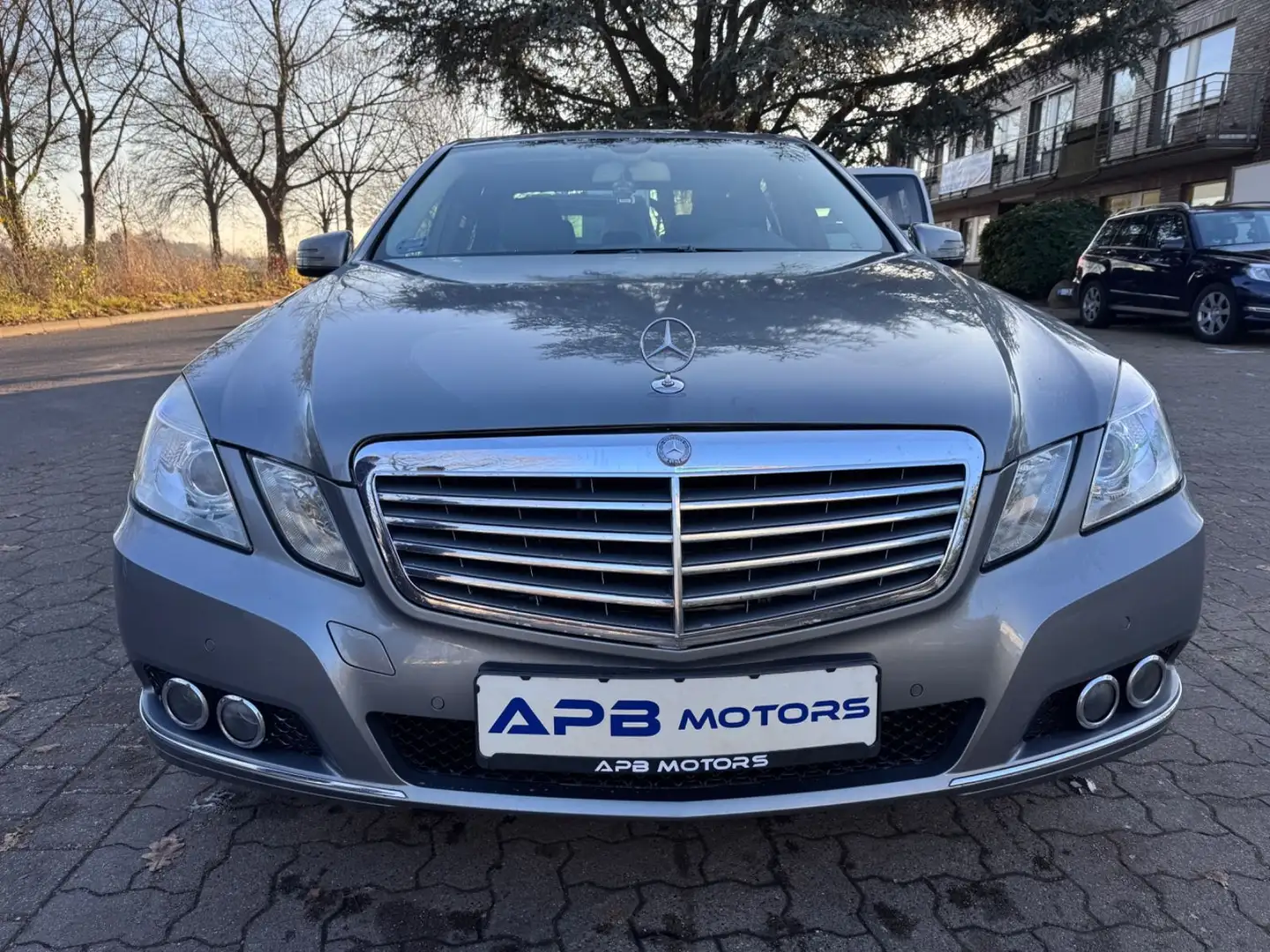 Mercedes-Benz E 220 CDI BE NAVI GLASDACH SITZHZG. PDC ALU GRA Silber - 2
