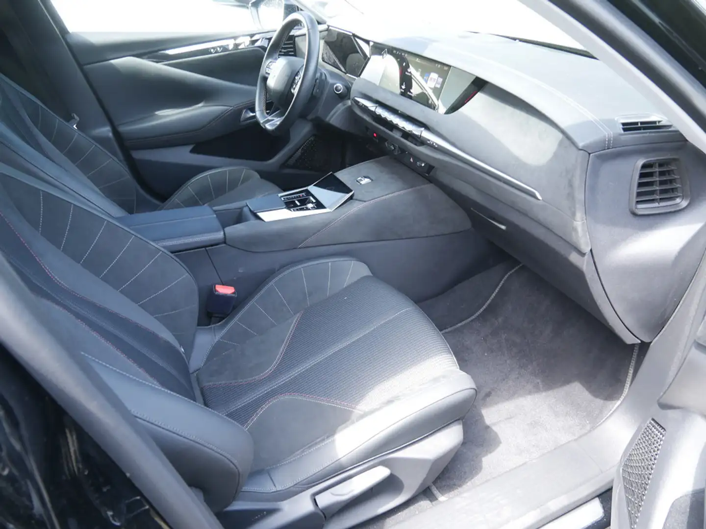 DS Automobiles DS 4 E-TENSE 225 Performance Line + ACC HUD Schwarz - 2