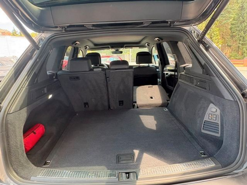 Volkswagen Touareg R-Line 4Motion — photo 15