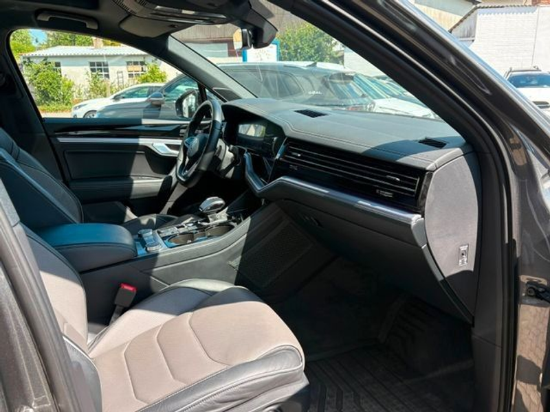 Volkswagen Touareg R-Line 4Motion — photo 6