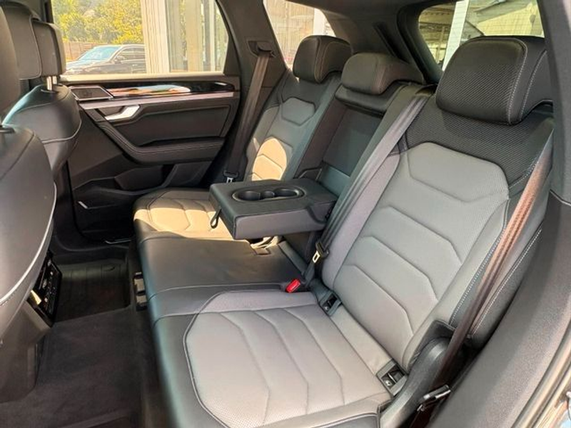 Volkswagen Touareg R-Line 4Motion — photo 13