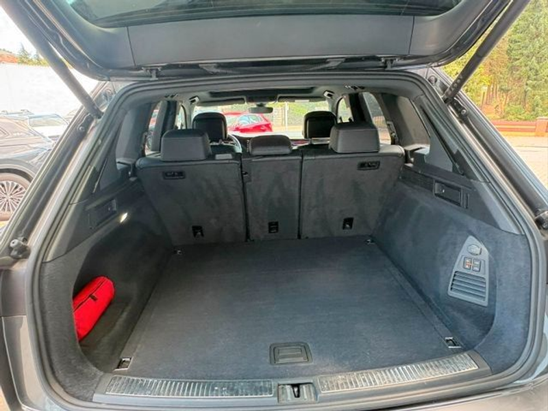 Volkswagen Touareg R-Line 4Motion — photo 14