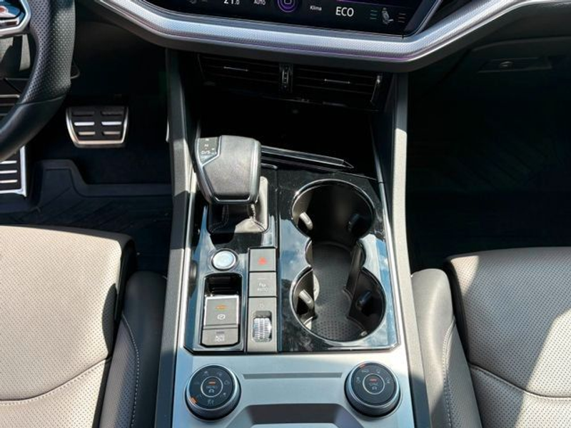 Volkswagen Touareg R-Line 4Motion — photo 11