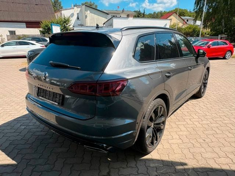 Volkswagen Touareg R-Line 4Motion — photo 4